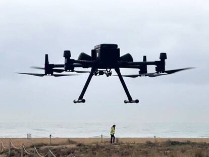 Dron sobrevolando la playa de Castelldefelds en Barcelona. 