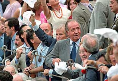 El Rey y Manuel Benítez, El Cordobés (a su derecha), en la plaza de Las Ventas.