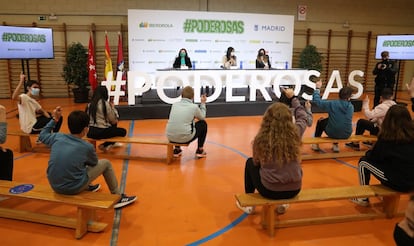 Iberdrola y el área de deporte del Ayuntamiento de Madrid han firmado el convenio de colaboración Chicas, el deporte os hace poderosas. El objetivo: impulsar la práctica deportiva entre niñas y jóvenes entre los 12 y los 24 años.