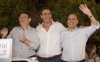 Pedro Sánchez, con Ximo Puig y Gabriel Echávarri, en el acto de los socialistas en Alicante.