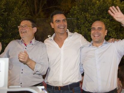 Pedro S&aacute;nchez, con Ximo Puig y Gabriel Ech&aacute;varri, en el acto de los socialistas en Alicante.