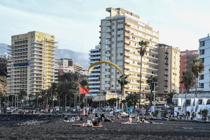 En el centro, el edificio Martina, donde se hallan los nueve apartamentos y los locales comerciales del pleito.