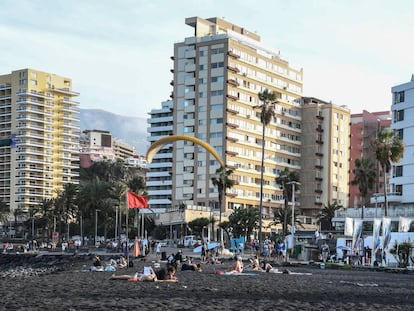 En el centro, el edificio Martina, donde se hallan los nueve apartamentos y los locales comerciales del pleito.