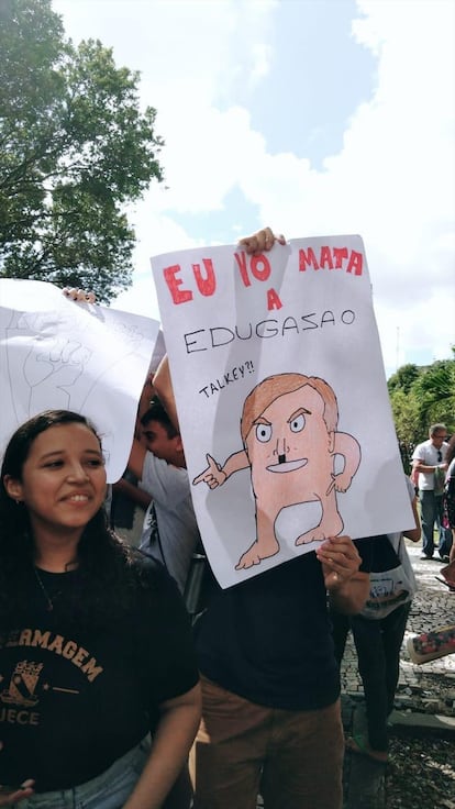 "Eu vô mata a edugasão". Cartaz visto em São Paulo.