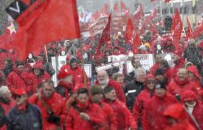 Numerosas personas participan en una protesta convocada contra las medidas de austeridad. EFE/Archivo