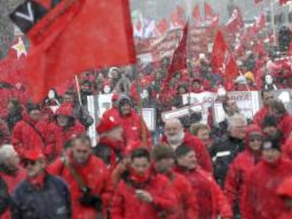 Numerosas personas participan en una protesta convocada contra las medidas de austeridad. EFE/Archivo