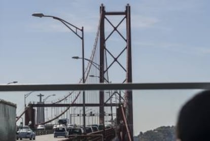 Vistas desde el ascensor del puente 25 de abril de Lisboa.