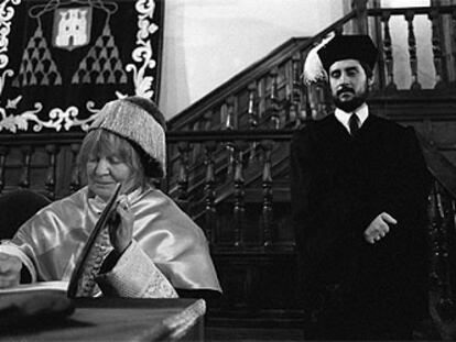 Iris Murdoch, en 1993, tras ser investida Doctor Honoris Causa en Alcalá de Henares.