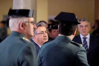Zoido (c), durante su visita este jueves al acuartelamiento de la Guardia Civil de Intxaurrondo en San Sebastián.