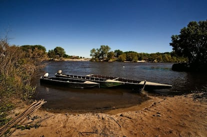 El Evros marca casi toda la frontera entre Grecia y Turquía (206 kilómetros) y ha sido la principal vía de entrada. Acaba de quedar blindado por vallas metálicas, similares a las que separan México y Estados Unidos.