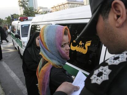 Un agente toma el nombre de una mujer detenida en Teher&aacute;n.