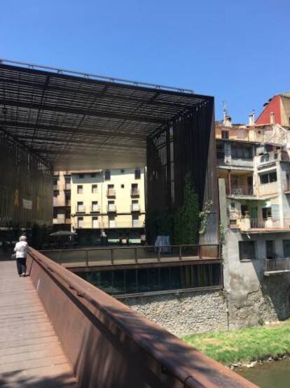 Espacio Público Teatro La Lira (Ripoll, Girona) del premio Pritzker español, RCR Arquitectes.