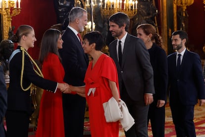 Los Reyes y la Princesa de Asturias saludan a los ministros, desde la izquierda, Isabel Rodríguez, Ernest Urtasun, Mónica García y Pablo Bustinduy.