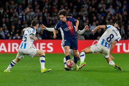 Vitinha, rodeado de rivales, durante el partido contra la Real Sociedad.