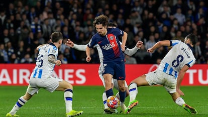 Vitinha, rodeado de rivales, durante el partido contra la Real Sociedad.