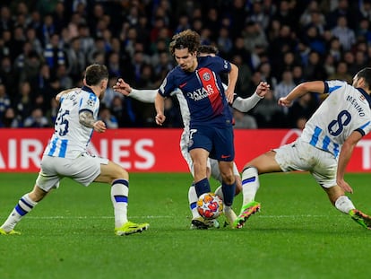 Vitinha, rodeado de rivales, durante el partido contra la Real Sociedad.