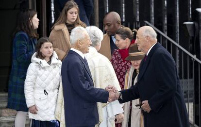 Os reis Harald e Sonia da Noruega, sua filha Märtha Louise e seu namorado, Shaman Durek, e as três filhas da princesa, saindo da missa de Natal, em Oslo, na quarta-feira.