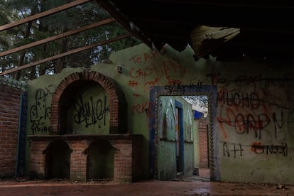 La vandalización de las viviendas abandonadas genera una mala reputación para el fraccionamiento.