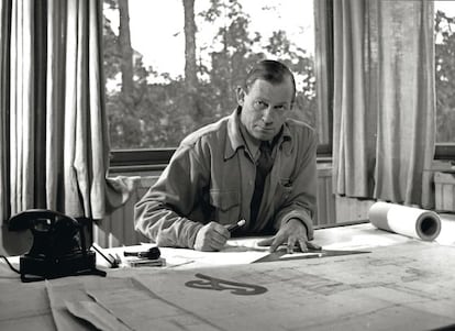 En el estudio. El arquitecto, en un retrato de 1945.