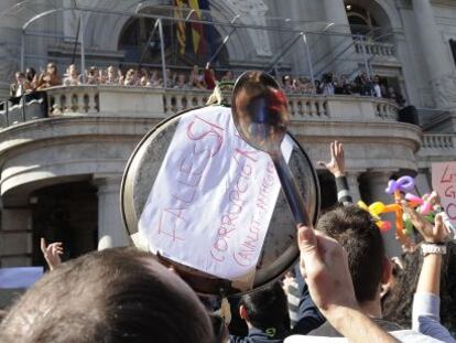 Protesta durante la &#039;masclet&agrave;&#039; en la plaza del Ayuntamiento de Valencia.