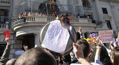 Protesta durante la 'mascletà' en la plaza del Ayuntamiento de Valencia.