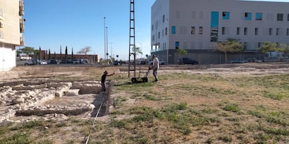 Archaeological work in 2023 with a geodetic excavator at the site of the Marroquíes Bajos, in an image from the Jaén City Hall.