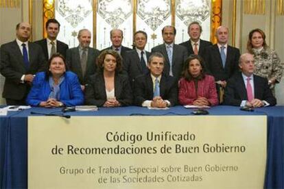 El grupo de trabajo que ha realizado el código, reunido ayer en la Bolsa de Madrid. De pie y de izquierda a derecha, Javier Rodríguez Pellitero (secretario), Enrique Piñel, Vicente Salas, José María Garrido, Cándido Paz-Ares, Joaquín de Fuentes, José Manuel Gómez de Miguel, Aldo Olcese y Carmen Tejera. Sentados, Ana María Llopis, Soledad Núñez, Manuel Conthe (presidente de la CNMV), Pilar Blanco-Morales y Jesús Caínzos.