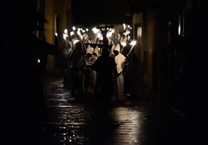 Penitentes toman parte de la procesión del <i>Cristo de la buena muerte</i>, en Zamora.