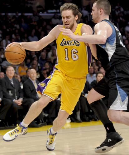 Pau Gasol trata de superar la defensa de Kevin Love.