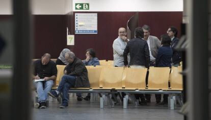 Ediles atendiendo a vecinos en el edificio municipal. 