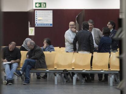 Regidors atenent veïns aquest dimecres a l'edifici municipal.