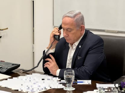 Benjamn Netanyahu mantiene una conversacin telefnica con el presidente de EE UU el pasado sbado, en una imagen facilitada por la oficina del primer ministro.