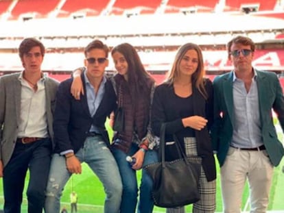 Victoria Marichalar y Gonzalo Caballero, abrazados junto a otros amigos el domingo en el estadio Metropolitano.