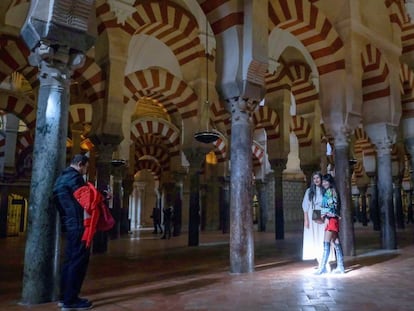 Visitantes en la Mezquita-catedral de Córdoba.