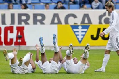 Ronaldo, Robinho y Roberto Carlos, en el suelo, celebran junto a Beckham el tercer gol.