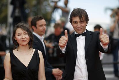 El director Sergey Dvortsevoy junto a la actriz Samal Yeslyamova en el Festival de Cannes, el 18 de mayo de 2018.