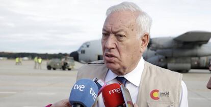 Jos&eacute; Manuel Garc&iacute;a-Margallo antes de partir hacia Libia.