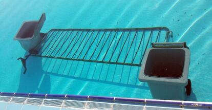 Objetos lanzados en la piscina municipal de San Blas.