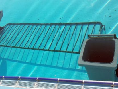 Objetos lanzados en la piscina municipal de San Blas.