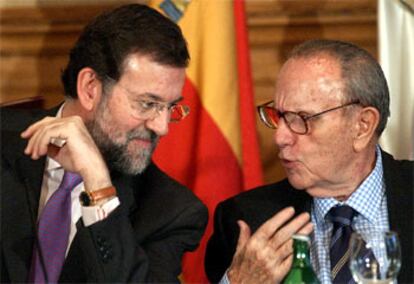 Rajoy y Fraga conversan tras la firma ayer de un acuerdo con las cofradías de pescadores de A Coruña.