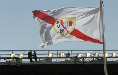 Prueba de iluminaci&oacute;n en el estadio de Vallecas