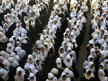 Estudiantes afganas rezan por la recuperación de Malala Yousafzai.