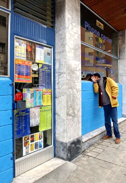 Exterior del locutorio de Pamplona propiedad de Majad Sahouane, detenido por su relación por la red islamista.