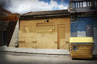 El Cabanyal de la expropiación. Aún pueden verse los azulejos del interior de las casas expropiadas, cubiertos con cemento por el anterior Ayuntamiento.