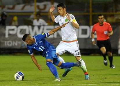 Héctor Moreno (d) comete falta a Bonilla