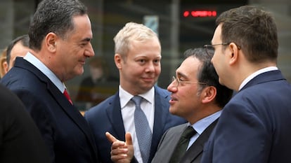 El ministro de Exteriores, Jose Manuel Albares (en el centro, con gafas), habla con su homólogo israelí, Israel Katz (primero por la izquierda), el pasado enero en Bruselas.