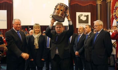 Jaime Ugarte (izquierda), la viuda del fallecido Iñaki Lete y José Luis Arrieta reciben el Tambor de Oro en la ceremonia en el Ayuntamiento donostiarra.