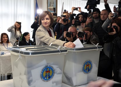 La presidenta en funciones y candidata presidencial de Moldavia, Maia Sandu, deposita su voto para las elecciones presidenciales y el referéndum sobre la adhesión a la Unión Europea, en Chisináu, el 20 de octubre de 2024.