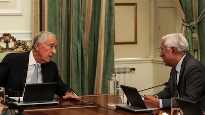 El presidente de Portugal, Marcelo Rebelo de Sousa, conversa con Antonio Costa.