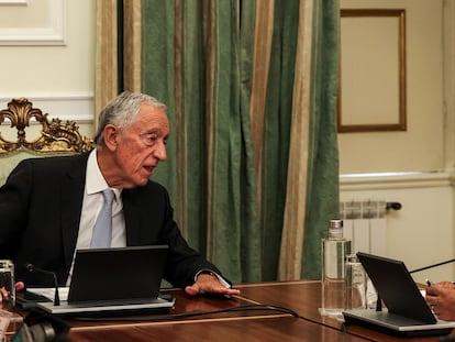 El presidente de Portugal, Marcelo Rebelo de Sousa, conversa con Antonio Costa.